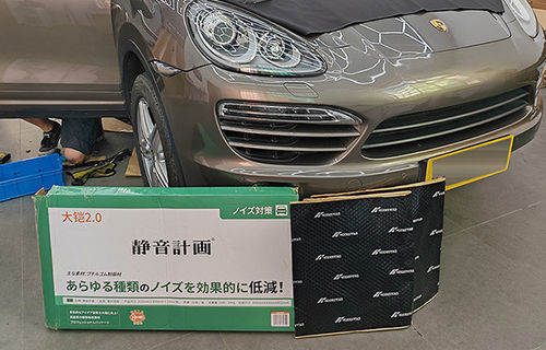 Nieuwste bedrijfsoplossingen over De Porsche Cayenne heeft een verbeterde geluidsisolatie met vier deuren