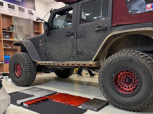 Nieuwste bedrijfsoplossingen over Rubicon Upgraded geluiddichting in de hele auto