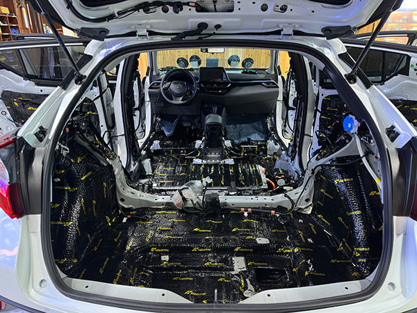 Laatste bedrijfscasus over Toyota Yizawa gehele auto geluidsisolatie constructie geval